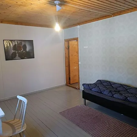 Talo Lahella Raution Kylan Keskustaa * Rautio