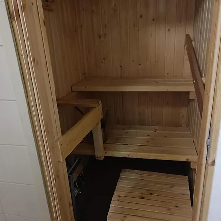 Talo Lahella Raution Kylan Keskustaa Loma-asunnot